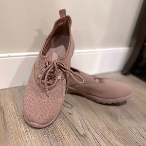 Like new mauve activewear shoes!